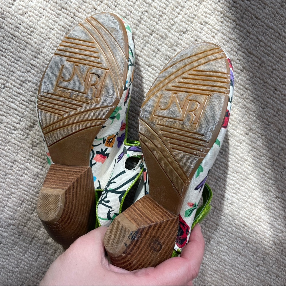 Floral Mary Jane Shoes with Green Interior. Not rated. 7.5. Adorable cloth shoes - Picture 8 of 10